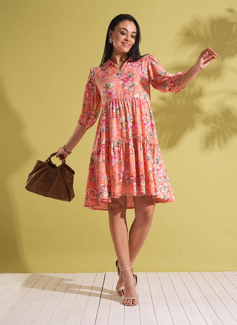 جلو باص فستان نسائي بطبعة زهور وياقة قميص وأكمام منفوشة وطبقات بطول الركبة